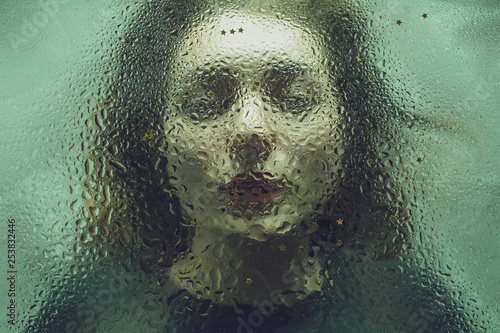 Gesicht Frau mit Fl  ssiges Wasser unter Glasscheibe