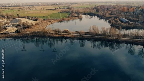 drone su cava lago volo