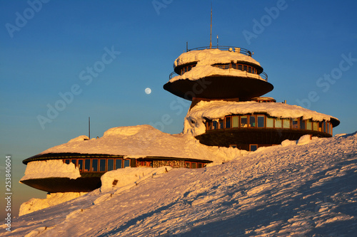 Obserwatorium na szczycie góry po zachodzie słońca, Karkonosze, Polska