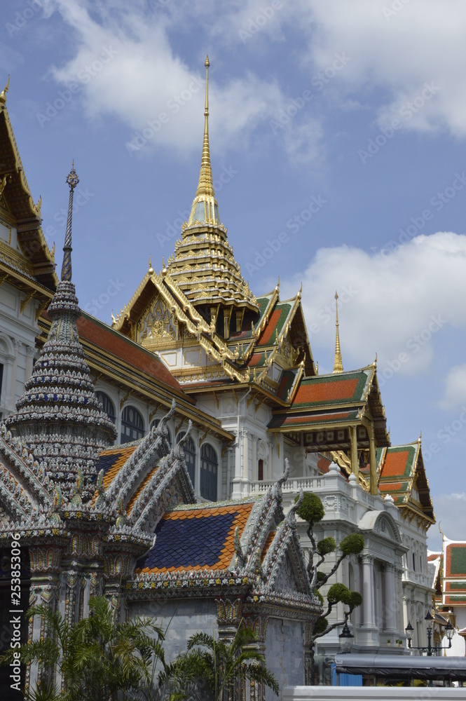 Fototapeta premium wat phra kaew temple in bangkok thailand