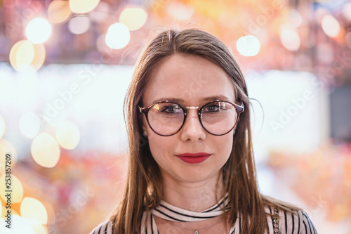 Hübsche Junge Frau mit Brille im Coolen Lifestyle Look
