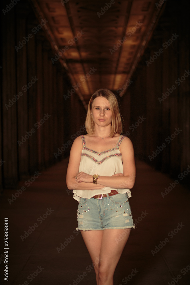 Naklejka premium Hübsche Junge Frau im Sommer Lifestyle Look