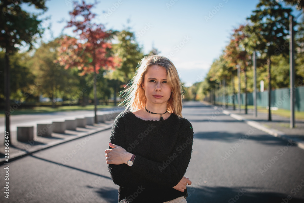 Hübsche Junge Frau im Mantel Herbst Lifestyle Look Hübsche Junge Frau im Mantel Herbst Lifestyle Look