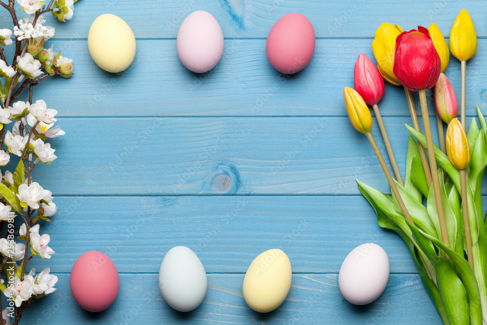 Frohe Ostern Rahmen Hintergrund mit bunten Ostereiern und Blumen Stock-Foto  | Adobe Stock