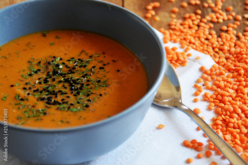 Rote Linsensuppe mit Kreuzkümmel photo