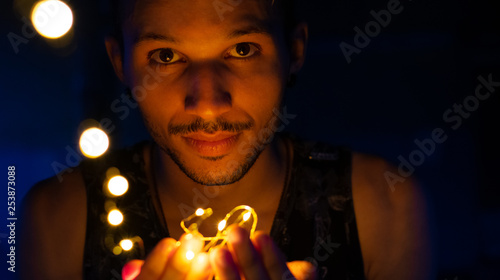 Photos Homem segurando luzes