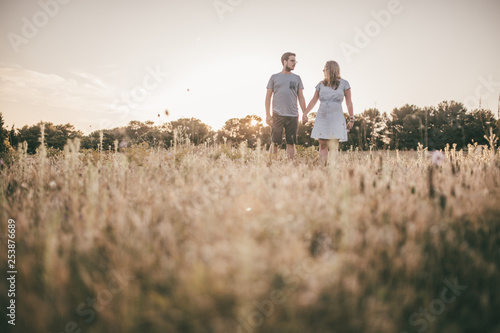 Paar geht im Feld spazieren im Sommer