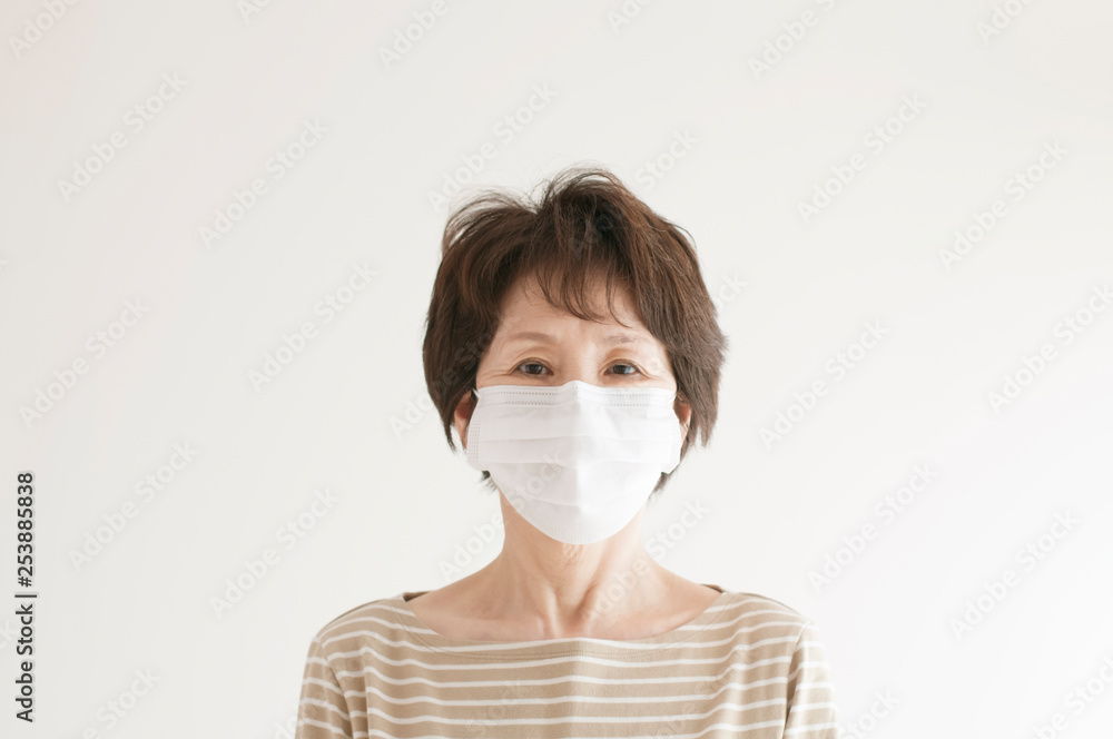 マスクをしたシニア女性 マスクをしたシニア女性