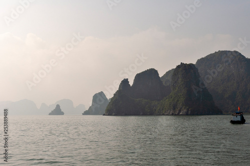 Ha Long bay in Vietnam © Kazu
