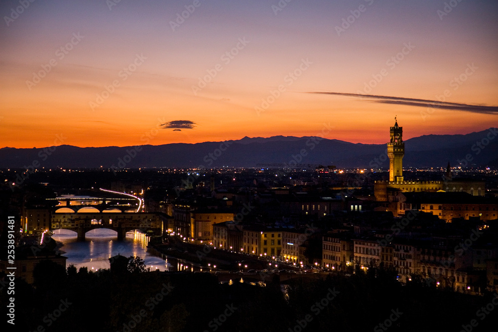 Vista da cidade de Florença, com Ponte Vecchio e Rio Arno