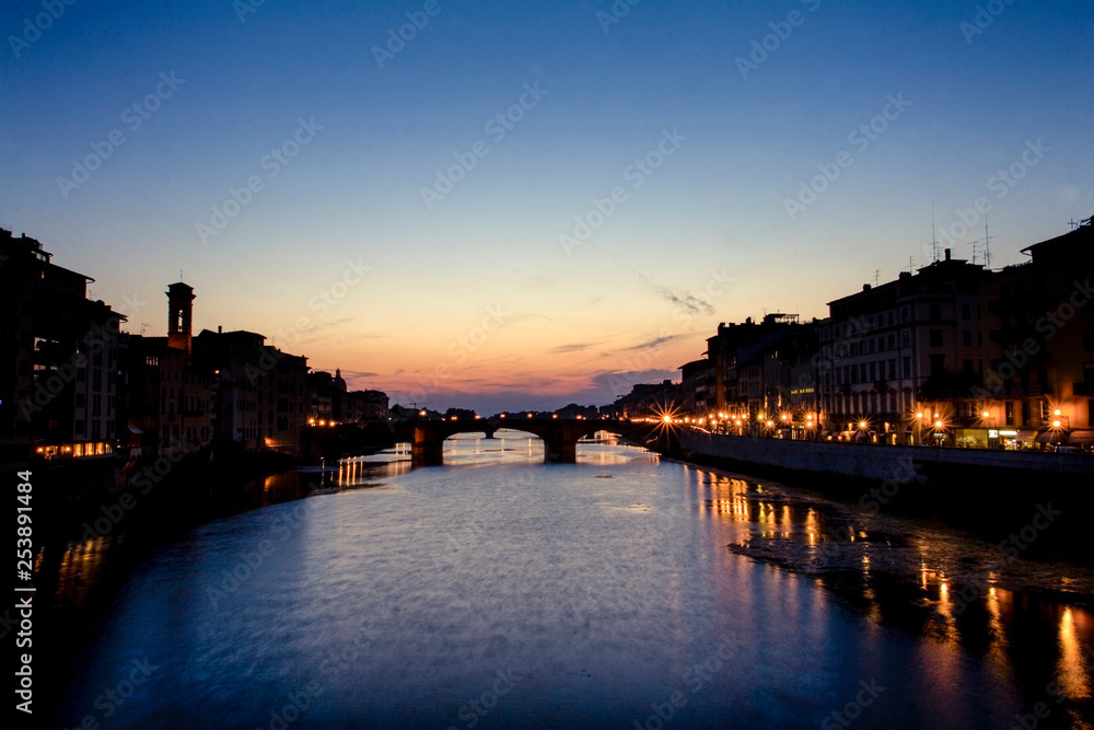 Ponte sobre o Rio Arno ao anoitecer. Florença, Itália.