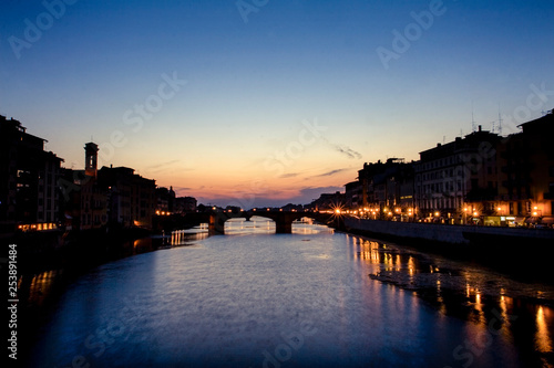 Ponte sobre o Rio Arno ao anoitecer. Florença, Itália. © Vernaglia