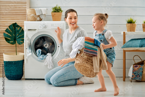 Fényképezés family doing laundry