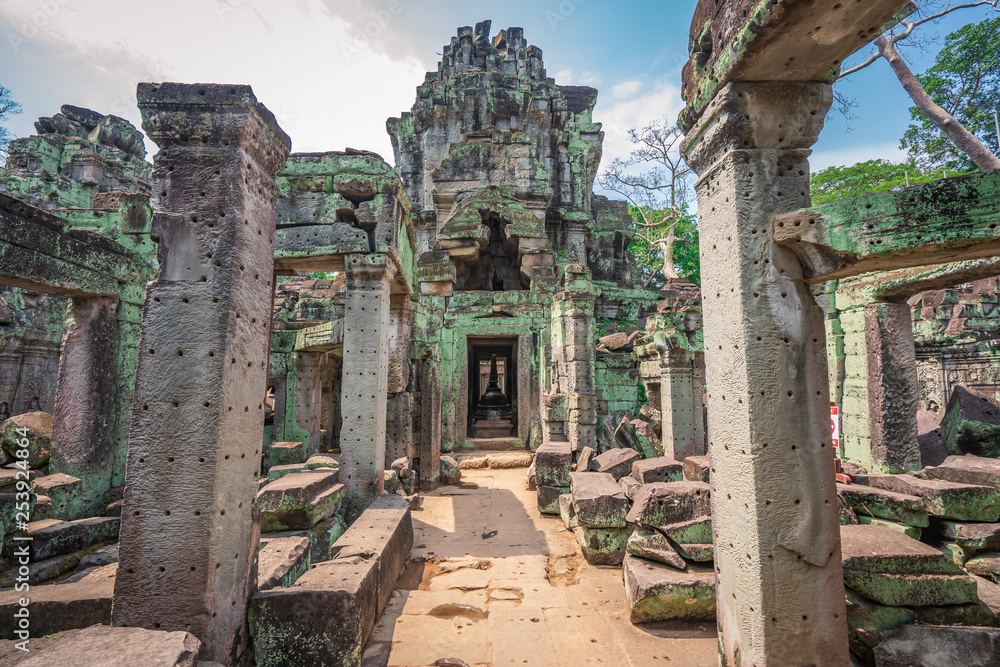Preah Khan temple, Cabodia: Coridor of the temple