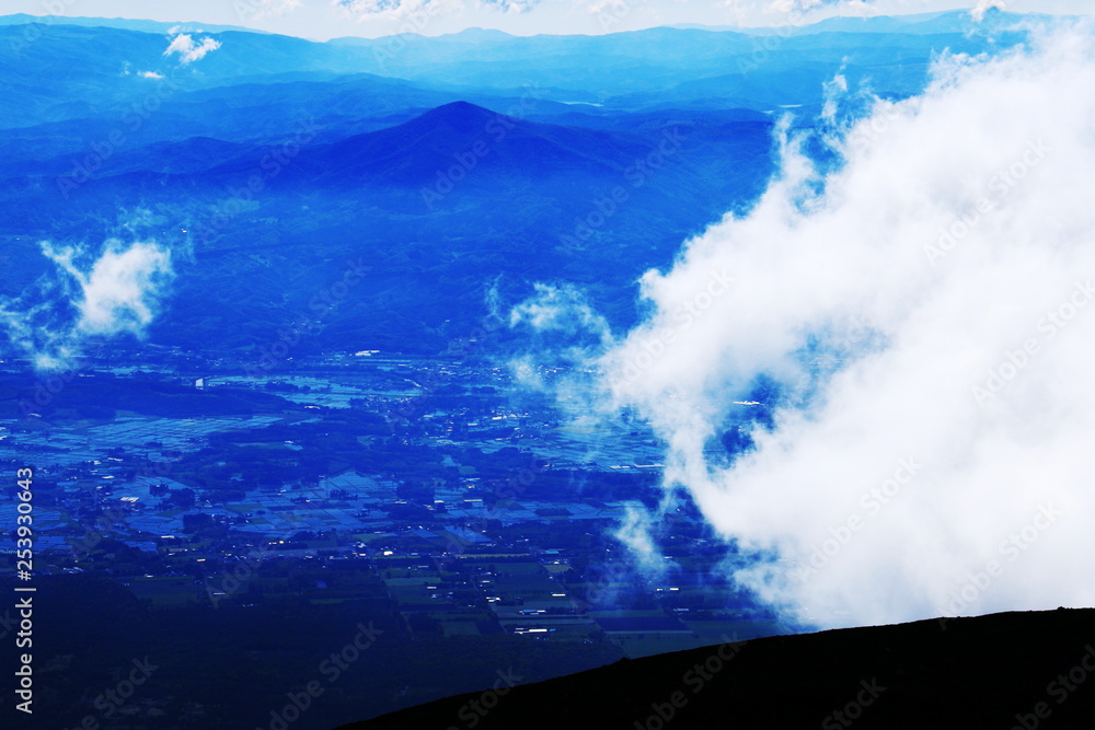 霊峰岩手山から　田園風景越しに姫神山を望む　　空と雲と光と…