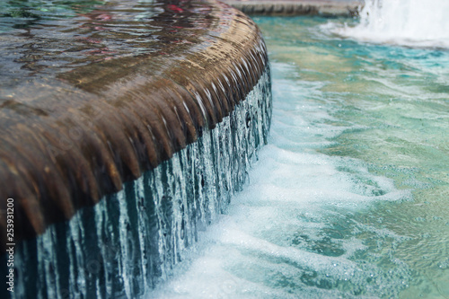 Obraz na płótnie water running in the fountain w salonie