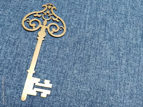 Obraz na płótnie golden key on blue background w salonie
