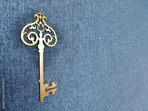Obraz na płótnie golden key on blue background w salonie