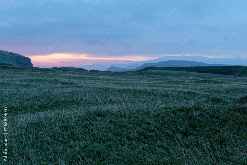 Landschaft im Abendlicht bei Vik, Island