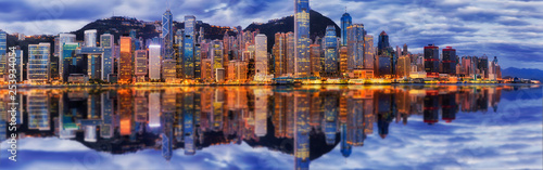 Εκτύπωση καμβά HK CBD Close Rise mirror pan