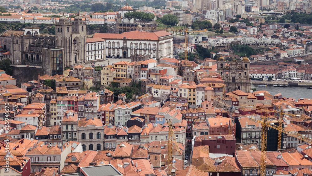 Ausblick auf die Altstadt Portos mit Sé do Porto