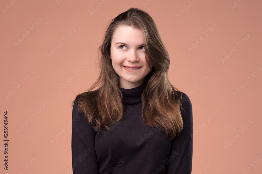 Obraz premium Studio portrait of a cunning girl looking aside.