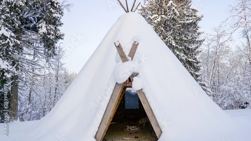 7951_The_vikings_teepee_on_the_snow_in_Estonia.jpg