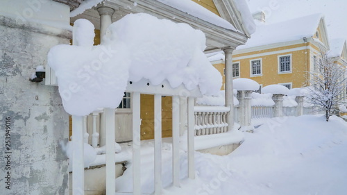 8009_One_of_the_gate_of_the_Palmse_manor_with_snow.jpg