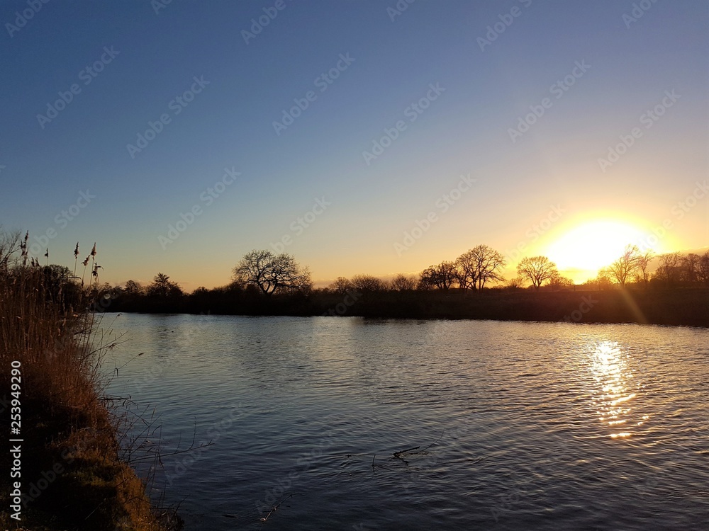 Obraz premium sunset on lake