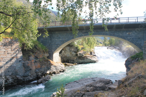 Rivière sous un pont en Norvège