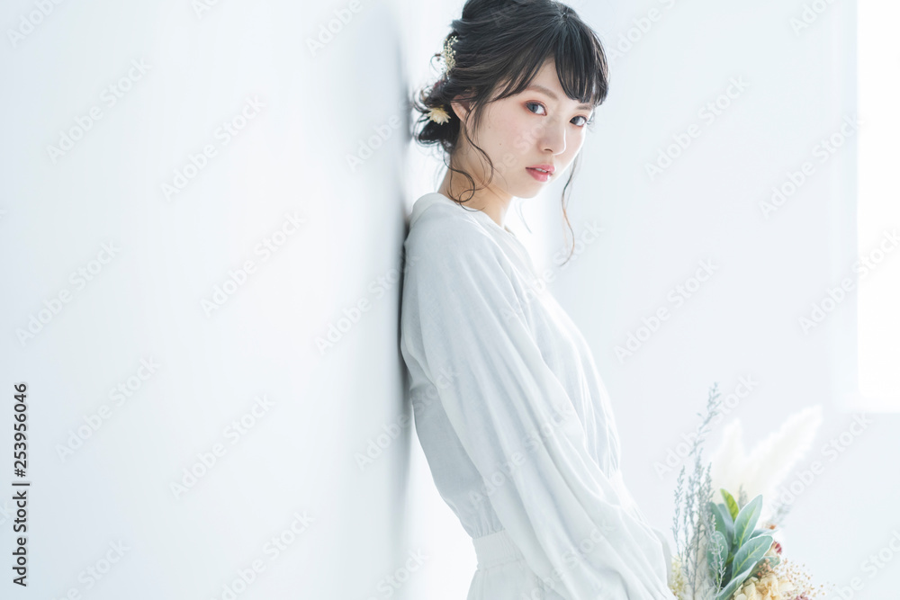 カジュアルウェディングの女性 カジュアルウェディングの女性