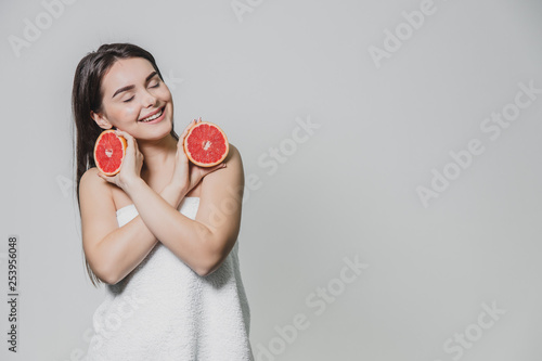 Fotografie Happy young girl posing with fruit