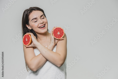 Quadro su tela Happy young girl posing with fruit