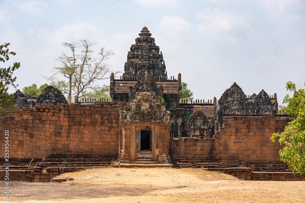Fototapeta premium East gopuram (entrance) and second enclosure wall of Banteay Samre temple, Cambodia