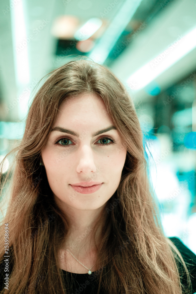 Junge Frau im Zeitgeist der Technologie und Ökonomie Junge Frau im Zeitgeist der Technologie und Ökonomie