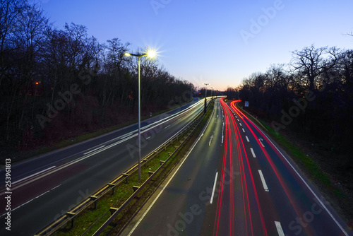 Leuchtspuren auf einer Hauptverkehrsstraße bei Nacht