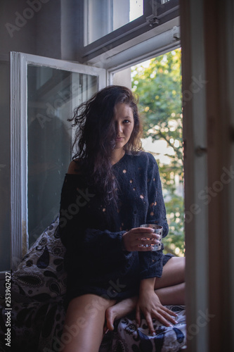 Free Download Junge Frau auf Fensterbrett - GFXLoad