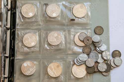 Monedas de plata antiguas dentro de un álbum numismático. photo