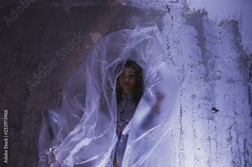 Frau in Plastik © TIGERRAW