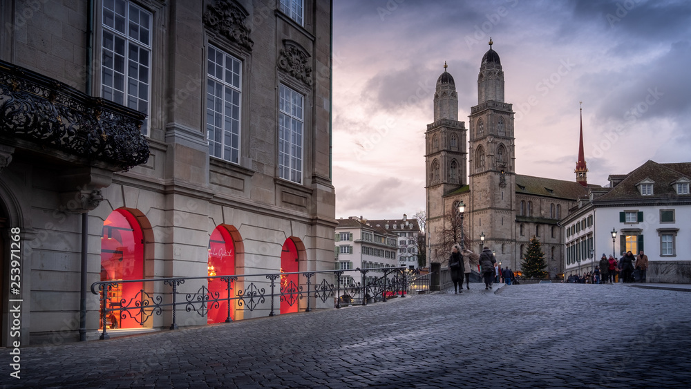 Naklejka premium Limmat in Zürich an einem kalten Winterabend