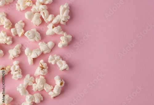Fototapeta Naklejka Na Ścianę i Meble -  Popcorn on pink background
