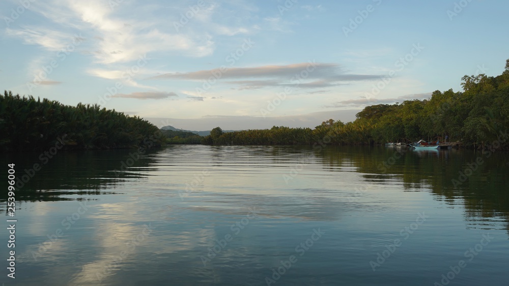 Coucher de soleil sur la rivière Abatan, Bohol, Philippines Coucher de soleil sur la rivière Abatan, Bohol, Philippines