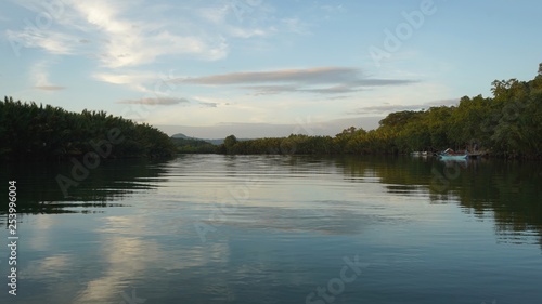 Coucher de soleil sur la rivière Abatan, Bohol, Philippines