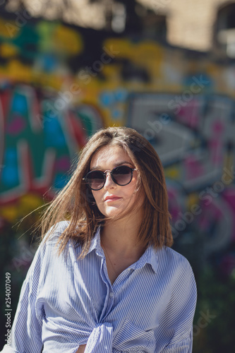 Junge Schöne Frau im Urban Stadt Berlin