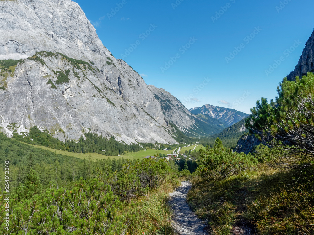 Berglandschaft in Österreich. Falzthurntal im Karwendel bei Pertisau hinter der Gramai Alm, Lamsenspitze und Sonnjoch