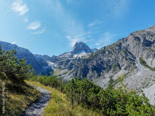 Berglandschaft in Österreich. Falzthurntal im Karwendel bei Pertisau hinter der Gramai Alm, Lamsenspitze und Sonnjoch