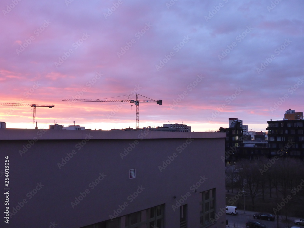 Sonnenaufgang über Berlin mit Kran