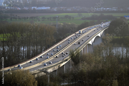 Verkehr auf der Autobahnbrücke der Autobahn A48 über den Rhein bei Bendorf - Stockfoto photo