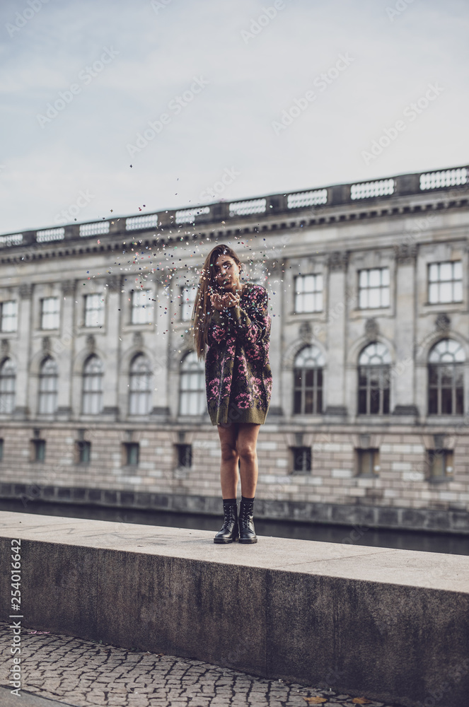 Elegante Frau im Coolen Outfit in Stadt Berlin bei Herbst
