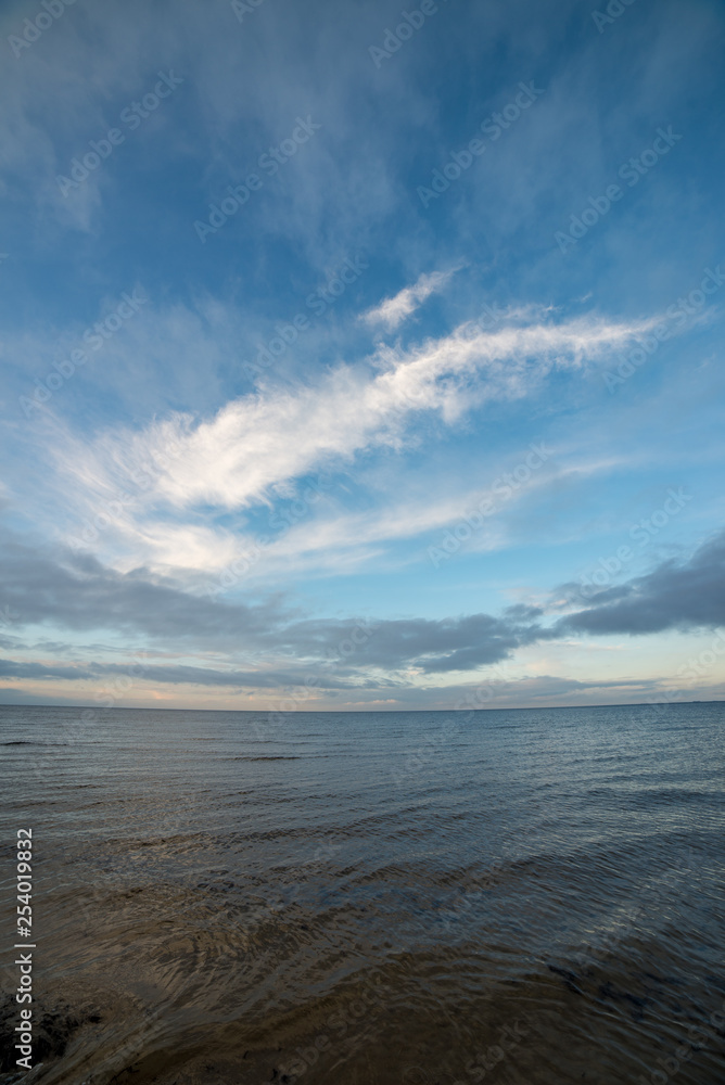 Obraz premium empty sandy beach by the sea